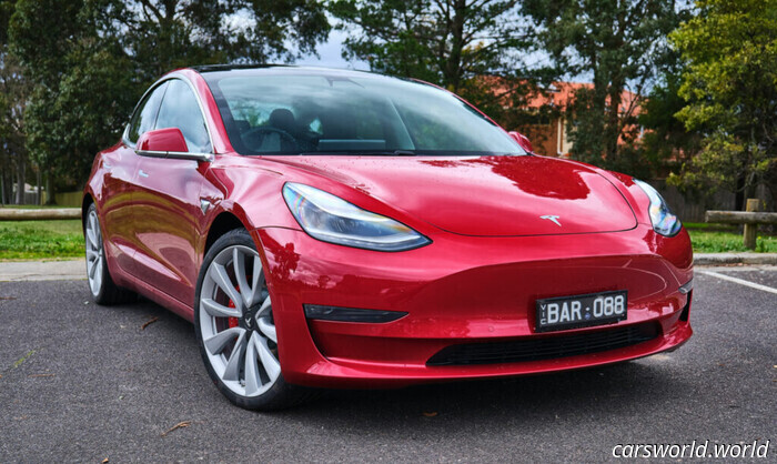 Tesla citata in giudizio in Australia per gamma troppo promettente | frenata fantasma, FSD fuorviante / Carscoops